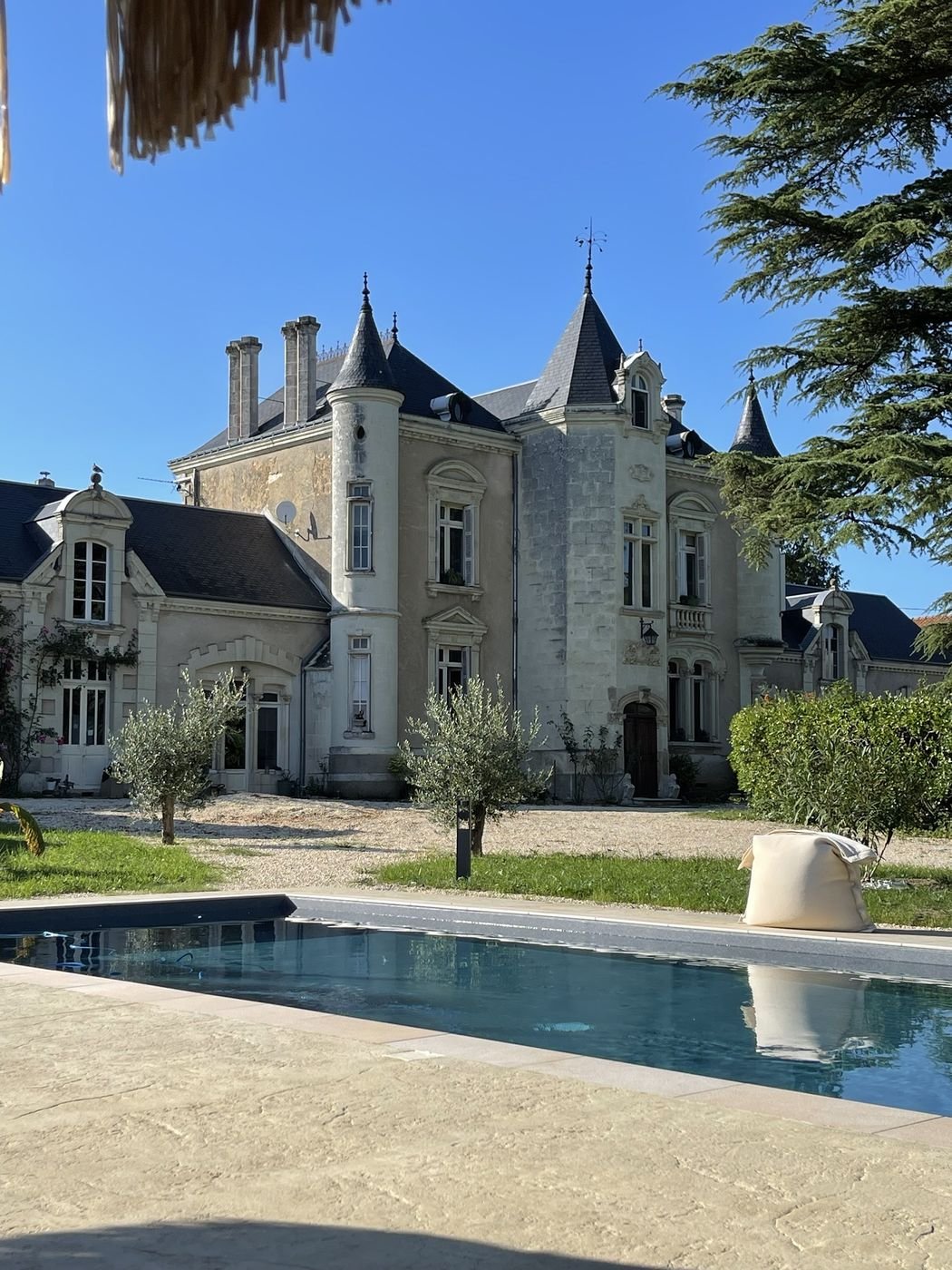 Le château et sa piscine