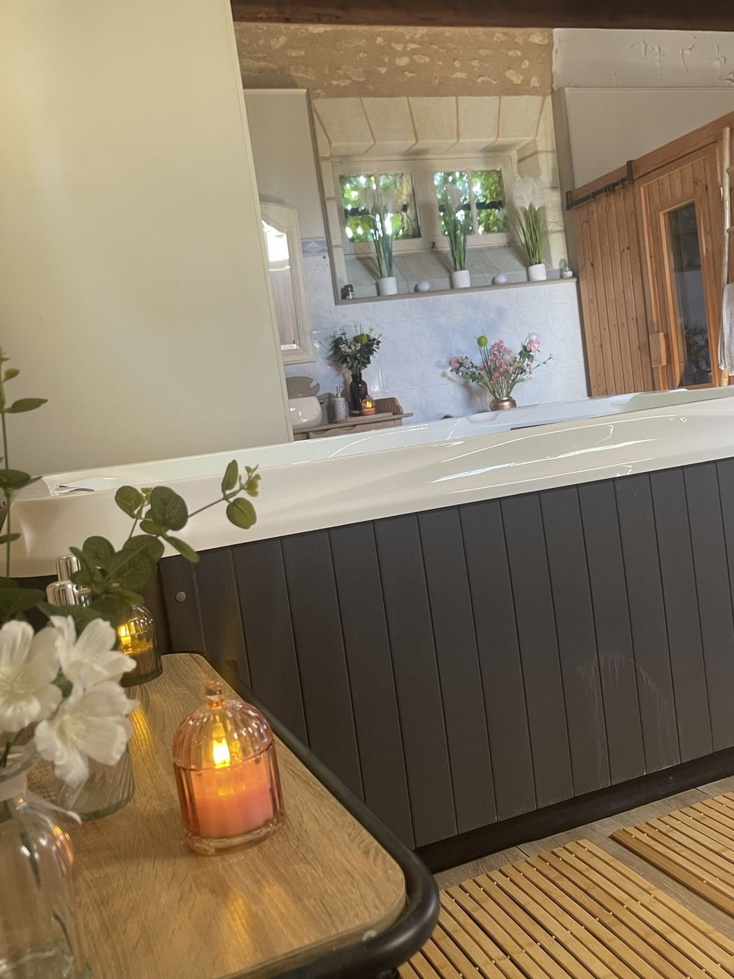 L'espace bien-être du Clos de Leugny : jacuzzi, bougies et sauna